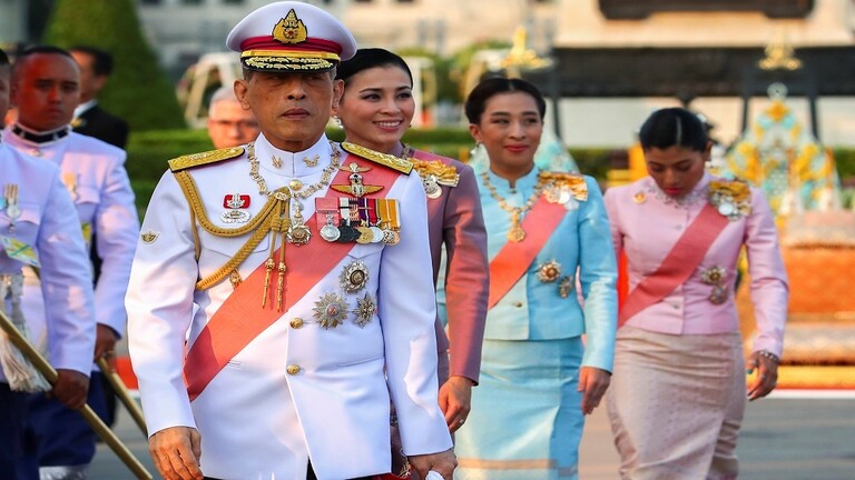 Bi sedema Koronayê.. şahê Taylend li gel 20 ji hevalên xwe yên kiç li hotêleka Elmaniya xw koretnîne dike